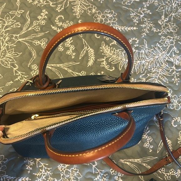 Dooney & Bourke Pebble Grain Large
Domed Satchel. Color TEAL a rare color. - Picture 4 of 6